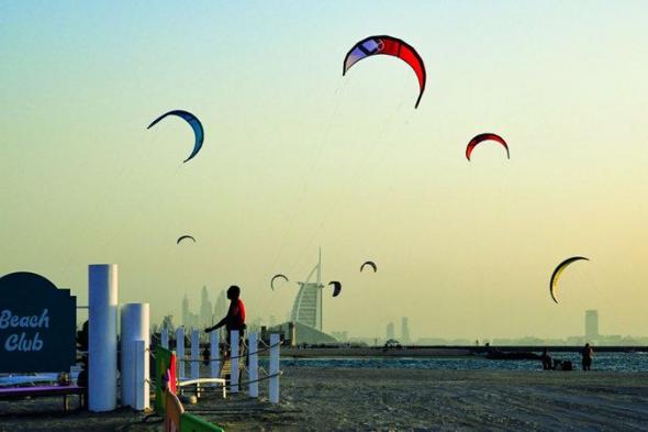 الامارات | على شاطئ دبي.. حان طيّ الشراع
