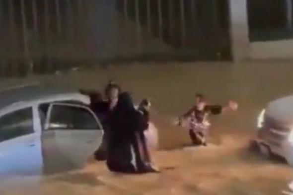 فتاة تنقذ عائلة بعد غرق سيارتهم في سيول عنيزة .. فيديو