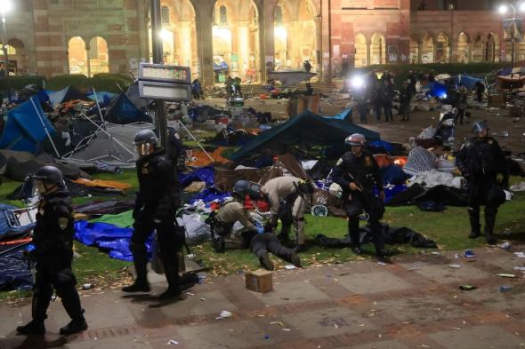 بالهراوات والقنابل.. الشرطة تزيل مخيما للمحتجين بجامعة كاليفورنيا