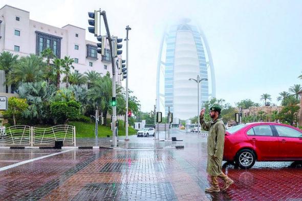 الامارات | شرطة دبي تنشر دوريات في مختلف التقاطعات خلال الأمطار