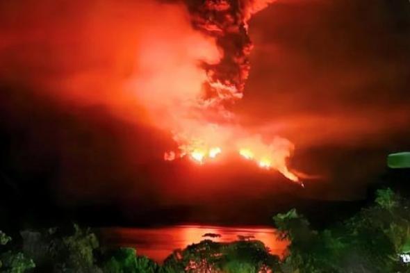 روانج الإندونيسية تصبح جزيرة أشباح عقب ثوران بركاني