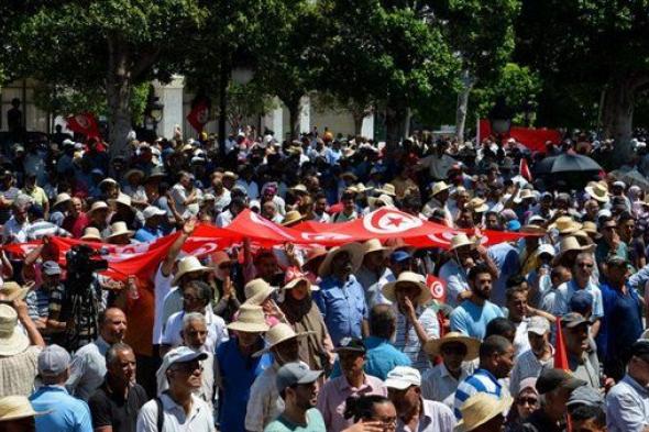 احتجاجات وسط تونس تطالب بـ"الإجلاء السريع" لآلاف المهاجرين