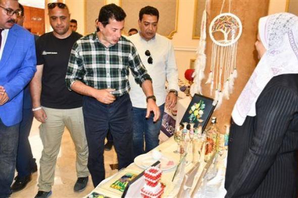وزير الرياضة يفتتح معرضا للحرف اليدوية بالمدينة الشبابية بشرم الشيخ