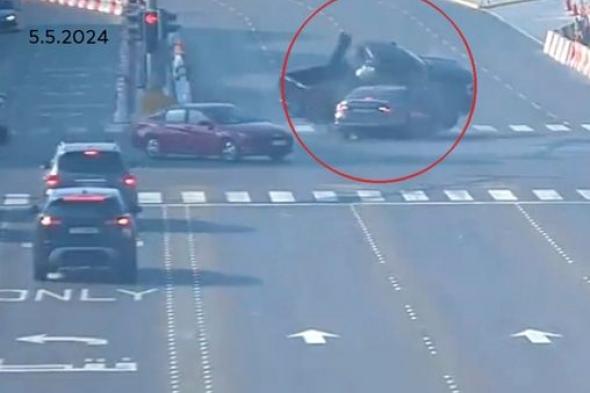 شرطة أبوظبي تبث فيديو لحوادث بسبب تجاوز الإشارة الضوئية الحمراء