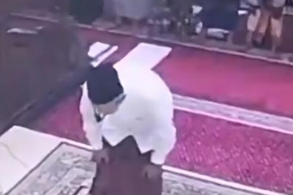 تراند اليوم : شاهد.. لحظة وفاة إمام مسجد أثناء صلاة الفجر بأحد المساجد في إندونيسيا