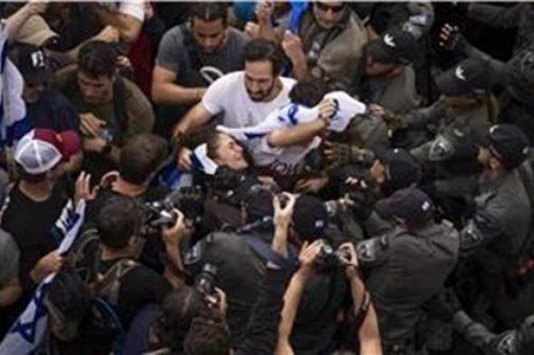 تحت عنوان "مظاهرات غير قانونية".. الاحتلال يعتقل 3 متظاهرين إسرائيليين بتل أبيب