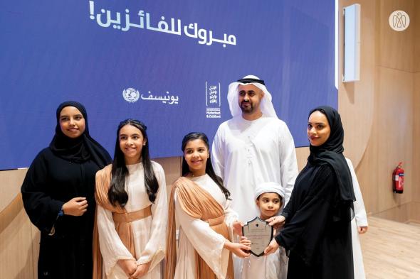 الامارات | ذياب بن محمد بن زايد يكرِّم الفائزين بجائزة المجلس الأعلى للأمومة والطفولة للوقاية من التنمُّر في المدارس