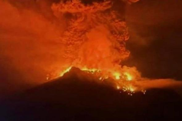 ثوران بركان في جزيرة مالوكو بإندونيسيا