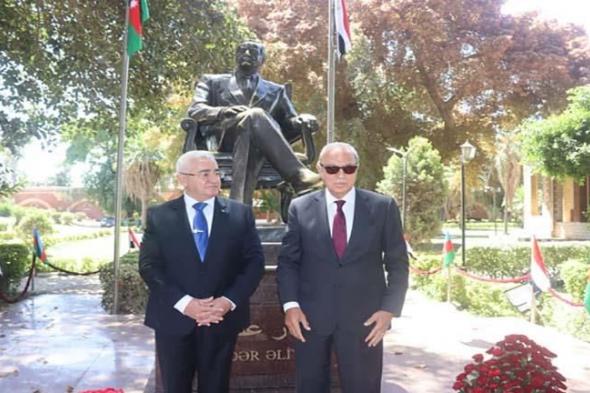 محافظ القليوبية وسفير أذربيجان يضعان إكليل الزهور على النصب التذكاري لمؤسس الدولة