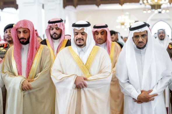نائب أمير الرياض يؤدي صلاة الميت على والدة الأمير سلطان بن محمد بن عبدالعزيز آل سعود بن فيصل آل سعود