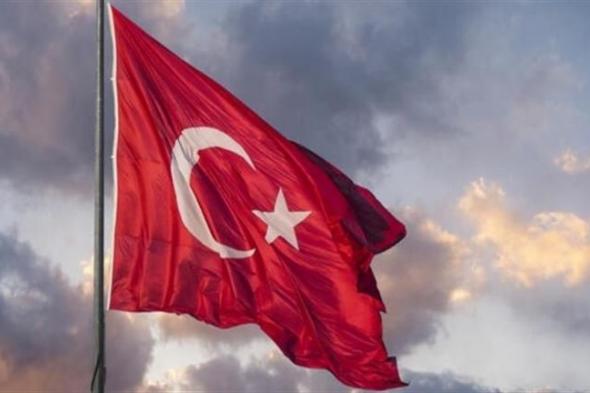 طائرة ركاب تهبط بسلام في تركيا بعد انفجار الإطار الأمامي