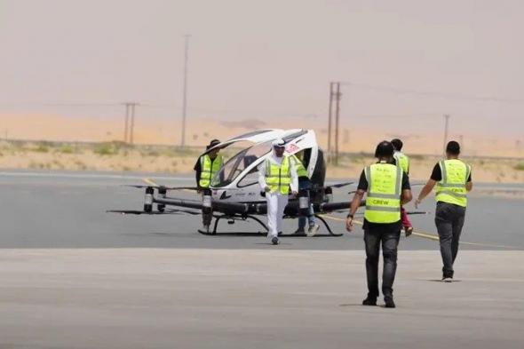 أبوظبي تُطلق أول رحلة تجريبية لطائرة بدون طيار مع راكب