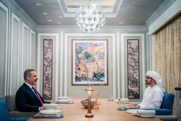 الخليج اليوم .. عبدالله بن زايد يستقبل وزير خارجية تركيا ويبحثان العلاقات الثنائية وجهود خفض التصعيد بالمنطقة