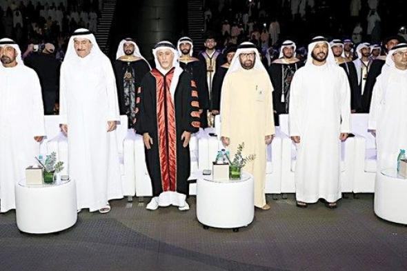 أحمد بن سعيد يكرم 256 خريجاً وخريجة من جامعة دبي
