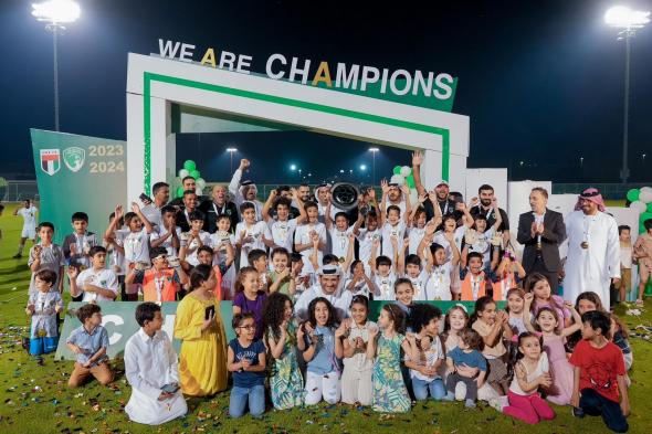 الامارات | نادي الإمارات يحتفل بتتويج فريقي 14 و 11 عاماً