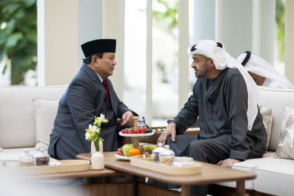 الامارات | رئيس الدولة يبحث علاقات التعاون مع وزير الدفاع الإندونيسي ويمنحه "وسام زايد"