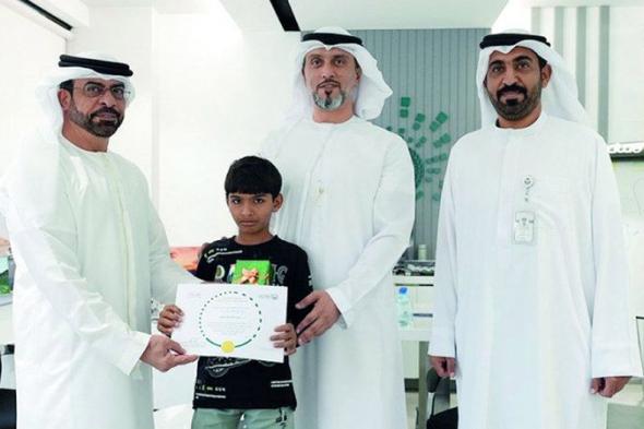 الامارات | طفل من أصحاب الهمم يعثر على ساعة سائح ويسلمها إلى شرطة دبي