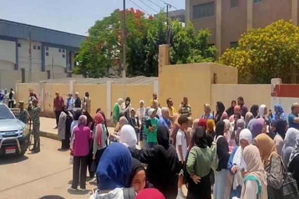 طلاب الثانوية العامة بالقليوبية: "امتحان الاقتصاد كان فيه نقاط صعبة" (صور)