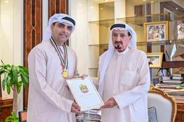 حاكم عجمان يمنح الجراح الإماراتي عبدالسلام البلوشي «قلادة عجمان»