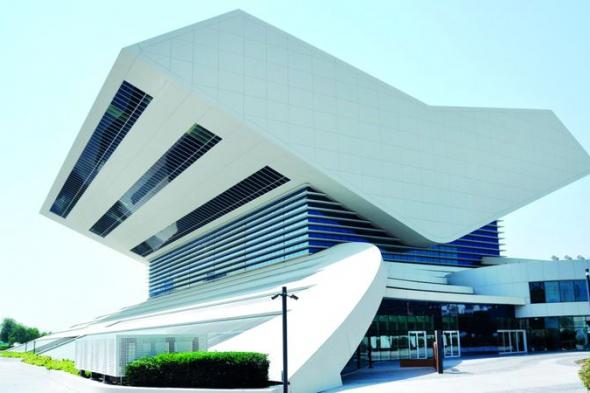 الامارات | في مكتبة محمد بن راشد..  أنامل واعدة ترمم كنوز الإنسانية