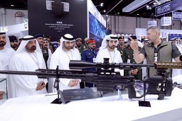 حمدان بن محمد يزور معرض آيدكس 2025