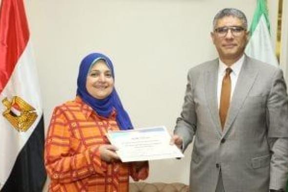 محافظ الجيزة يكرم مدير مديرية التنظيم والإدارة لبلوغها السن القانونى