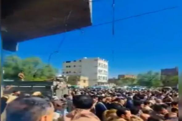 شاهد بالفيديو...الحوثيون يحشدون المواطنين لتشييع قتلى بجامع الحشوش.. وعندما وصلوا كانت المفاجأة