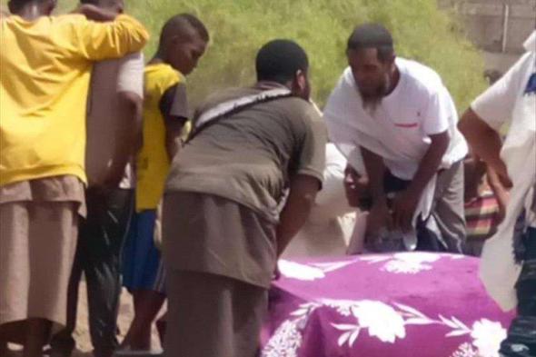 شاهد اول صورة لتشييع المراة التي قتلها زوجها بسبب كسوة العيد بعدن والكشف عن هويتها