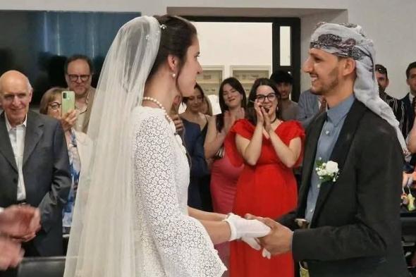 شاهد بالصور...شاب يمني يتزوج فتاة إيطالية في روما وزفاف فريد يمزج بين حضارتين وثقافتين