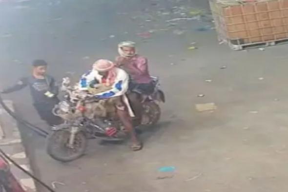 استدرجوه بذريعة "مشوار" وذبحوه بدم بارد...كاميرا مراقبة تكشف جريمة مروعة في تعز