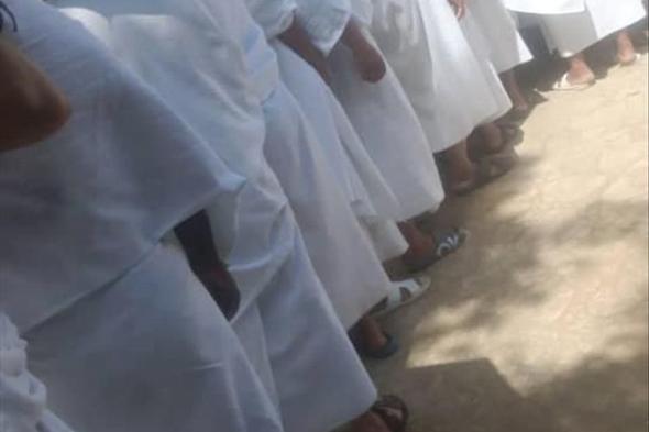 حجاج يمنيون يشتكون من الإهمال خلال التنقل بين المشاعر ويحمّلون وزير الأوقاف المسؤولية