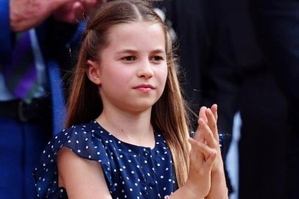 الأميرة شارلوت تخضع لقواعد اللباس وهذا اللون هو المفضل