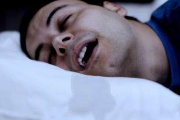 أسباب سيلان اللعاب الليلي.. هل يدل على مشكلة صحية؟