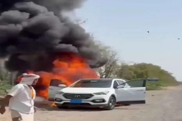 بعد فشل محاولات إطفاء النيران...حريق هائل يلتهم سيارة فاخرة في الحديدة، وينفجر فيها