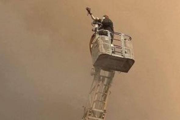 بطل من الحماية المدنية.. أنقذ عالقين من أعلى سطح مبنى سنترال رمسيس