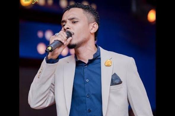 شاهد بالفيديو.. عريس الوسط الفني “البندول” يدندن لحسناء سودانية في الشارع العام