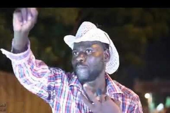 شاهد بالفيديو.. أيقونة الثورة السودانية “دسيس مان” يظهر حزيناً بعد إصابته بكسور في يديه ويلمح لإنفصاله عن الدعم السريع والجمهور يكشف بالأدلة: (سبب الكسور التعذيب الذي تعرض له من المليشيا)