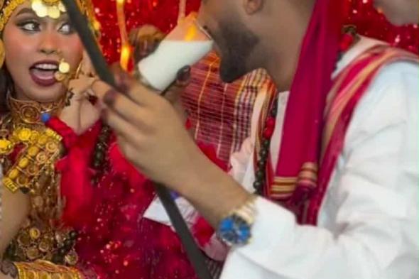 شاهد بالصورة والفيديو.. عروس سودانية ترفض “رش” عريسها بالحليب رغم إقدامه على الخطوة وتعاتبه والجمهور يعلق: (يرشونا بالنووي نحنا)