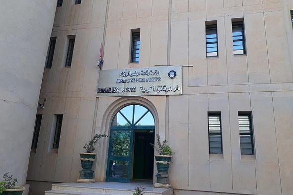 وزير شؤون مجلس الوزراء تطلع على خطط النهوض بدار الوثائق القومية