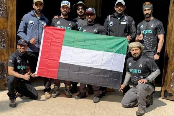 شباب إماراتيون يرفعون راية الوطن على قمّة كليمنجارو الأعلى في أفريقيا