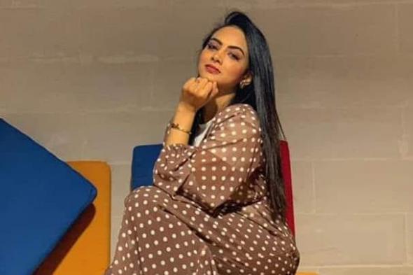 شاهد بالفيديو.. بـــ”البجامة” حسناء السوشيال ميديا وزوجة الحرس الشخصي لقائد الدعم السريع تحتسي “النسكافيه” وتكشف عن ساقيها أمام “المسبح”