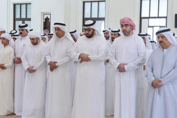 ولي عهد أم القيوين يؤدي صلاة الجنازة على جثمان الشيخ إبراهيم بن أحمد بن حمد المعلا