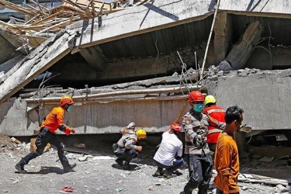 90 مفقودًا في إندونيسيا إثر انهيار مدرسة ورجال الإنقاذ يواصلون البحث
