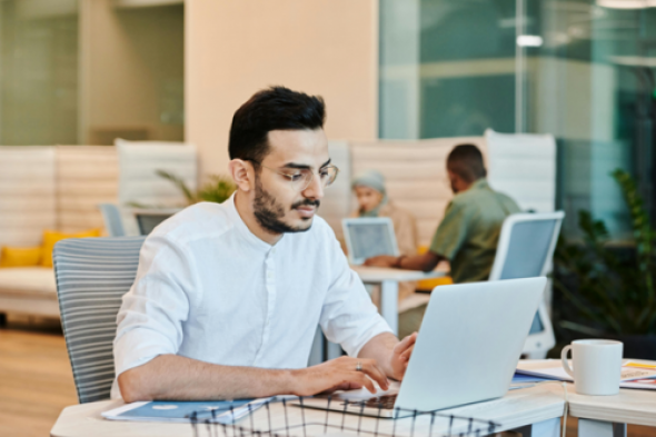Gulf Fintech 2025: كيف تعيد الشركات الناشئة تشكيل المدفوعات والامتثال والاستثمار في الشرق الأوسط