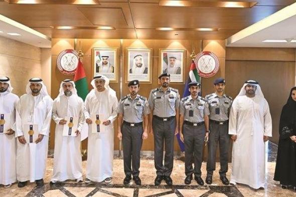 قائد «شرطة أبوظبي» يكرّم الجهات المشاركة في تنظيم العرس الجماعي