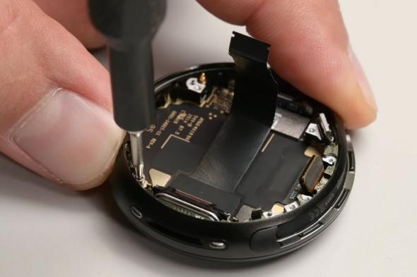 تكنولوجيا: ساعة Pixel Watch 4 من جوجل تحصد تقييمًا نادرًا في سهولة الإصلاح من iFixit