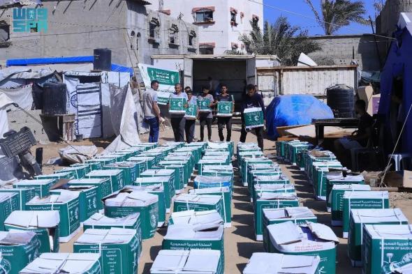 مركز الملك سلمان للإغاثة يواصل توزيع المساعدات الغذائية على الأسر المتضررة في قطاع غزة