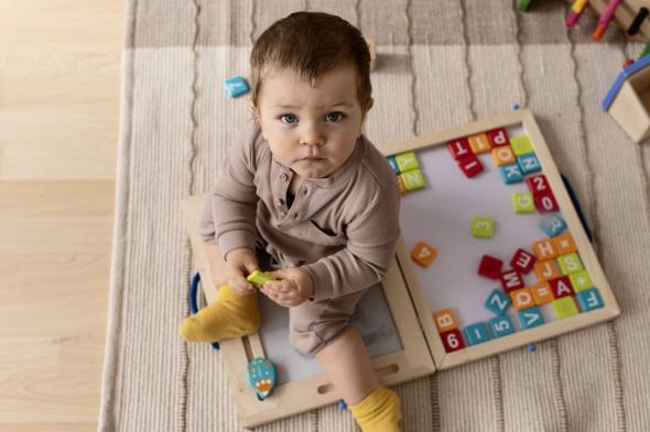 ذكاء طفلكِ يبدأ من يوم مولده: و8 طرق لتعزيز تفاعله وحواسه