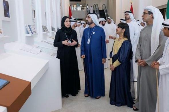 محمد بن راشد يطلع على الجدارية الإحصائية لدولة الإمارات