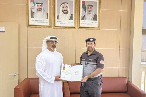 شرطة أبوظبي تُكرِّم مواطناً ساهم في حماية مستخدمي الطريق من حادث مروري
